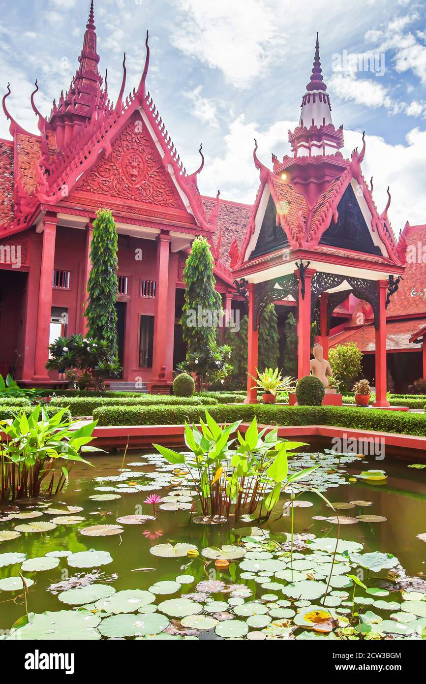 Extérieurs pittoresques de l'architecture traditionnelle khmère du Musée national du Cambodge, attractions touristiques à Phnom Penh. Banque D'Images