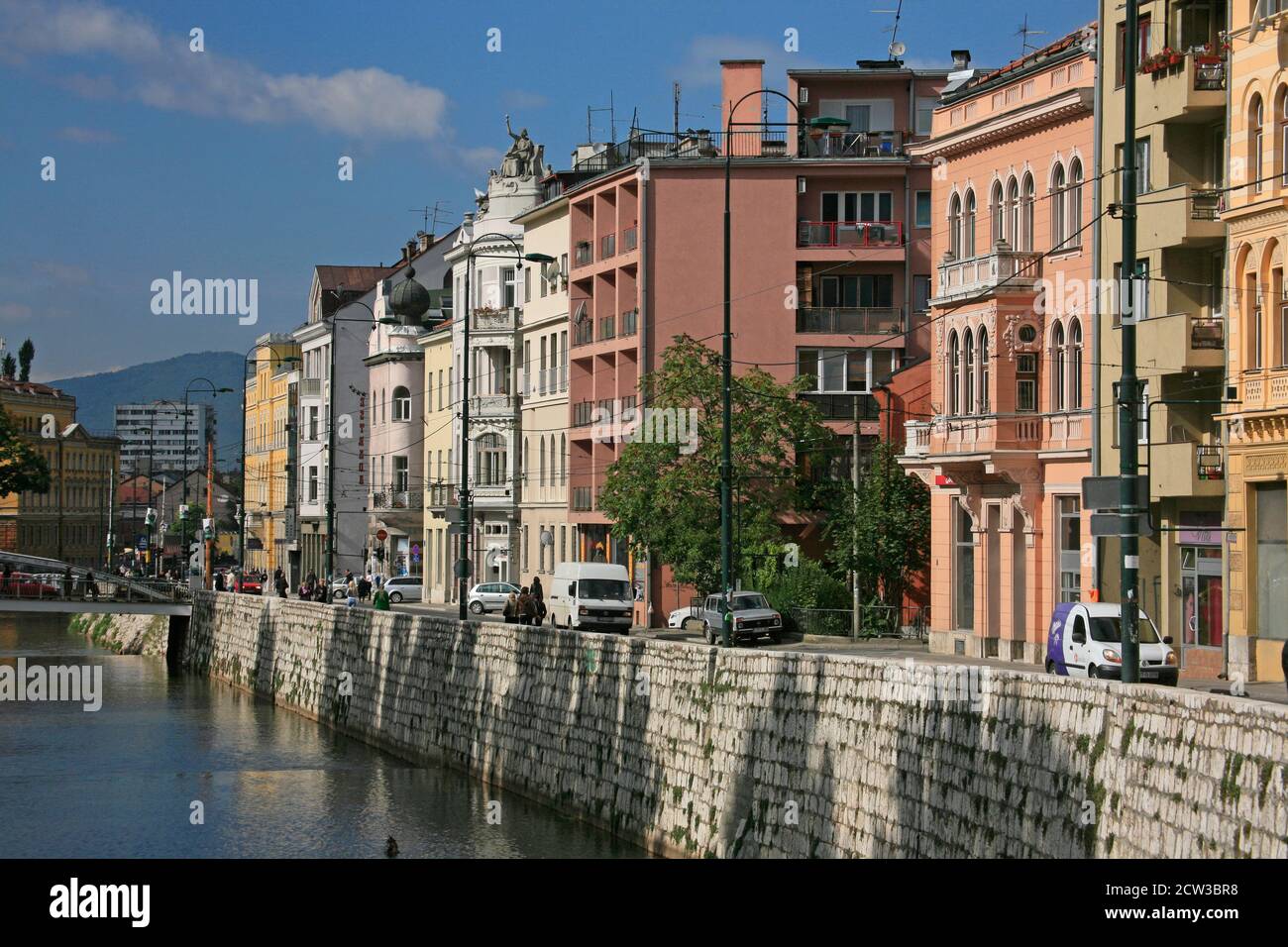 La rue Obala Kulina Bana longe les rives de la rivière Miljacka et est l'un des points de repère de Sarajevo. Banque D'Images