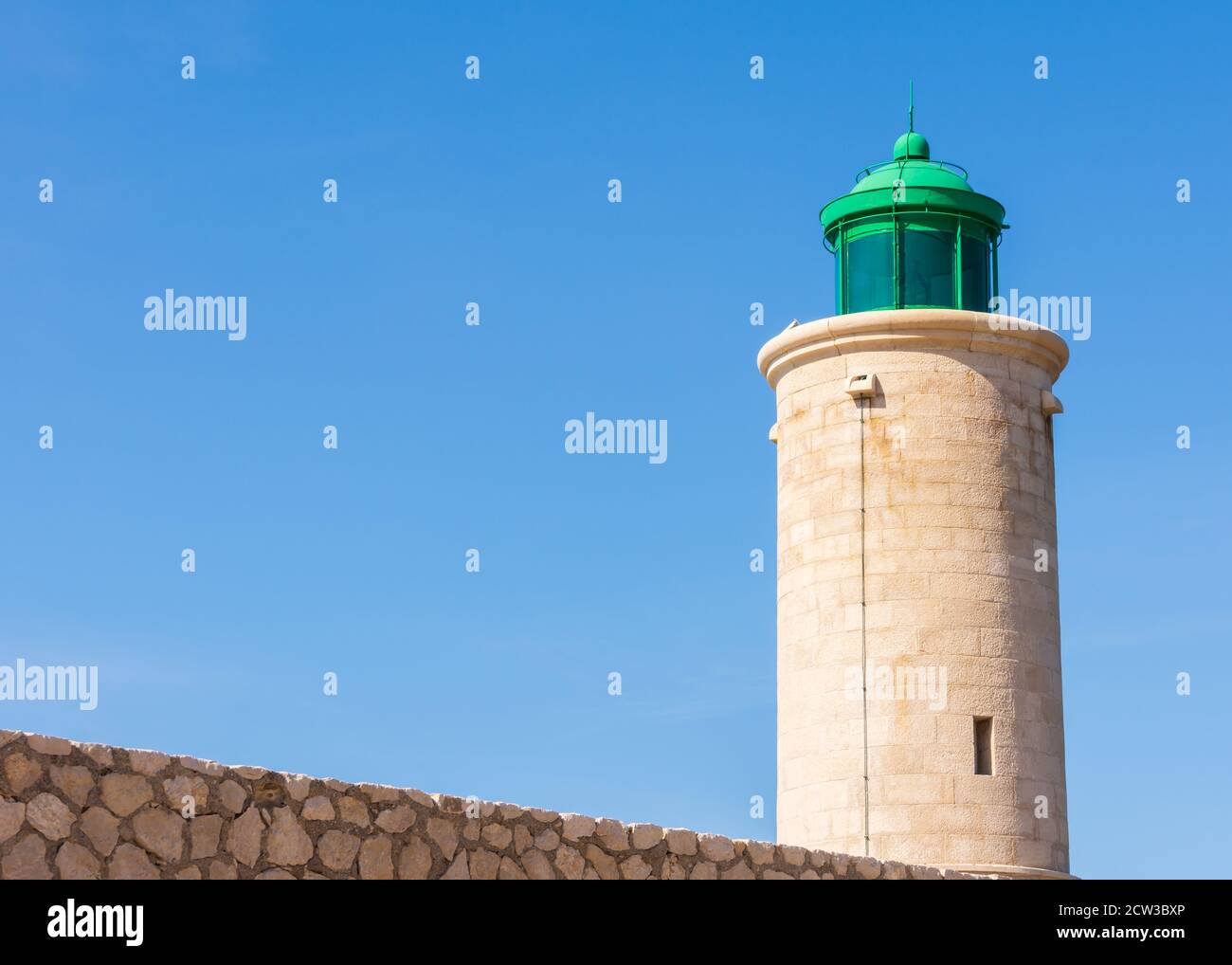 Vue sur le phare historique de la ville côtière de Cassis en Provence. Banque D'Images