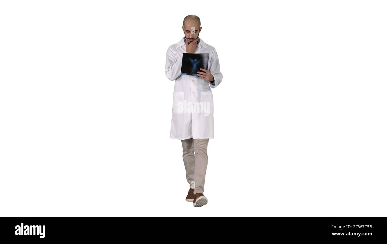 Médecin examinant une radiographie pulmonaire en marchant sur fond blanc. Banque D'Images