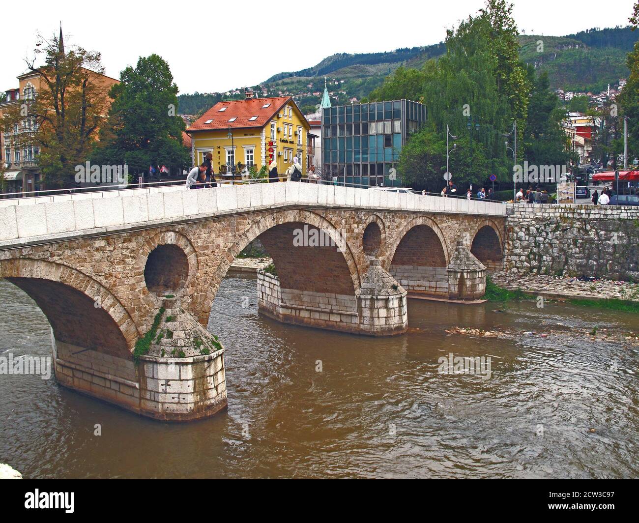 Pont latin au-dessus de la rivière Miljacka à Sarajevo. Lieu de l'assassinat de l'archiduc François Ferdinand d'Autriche par Gavrilo Princip en 1914 Banque D'Images