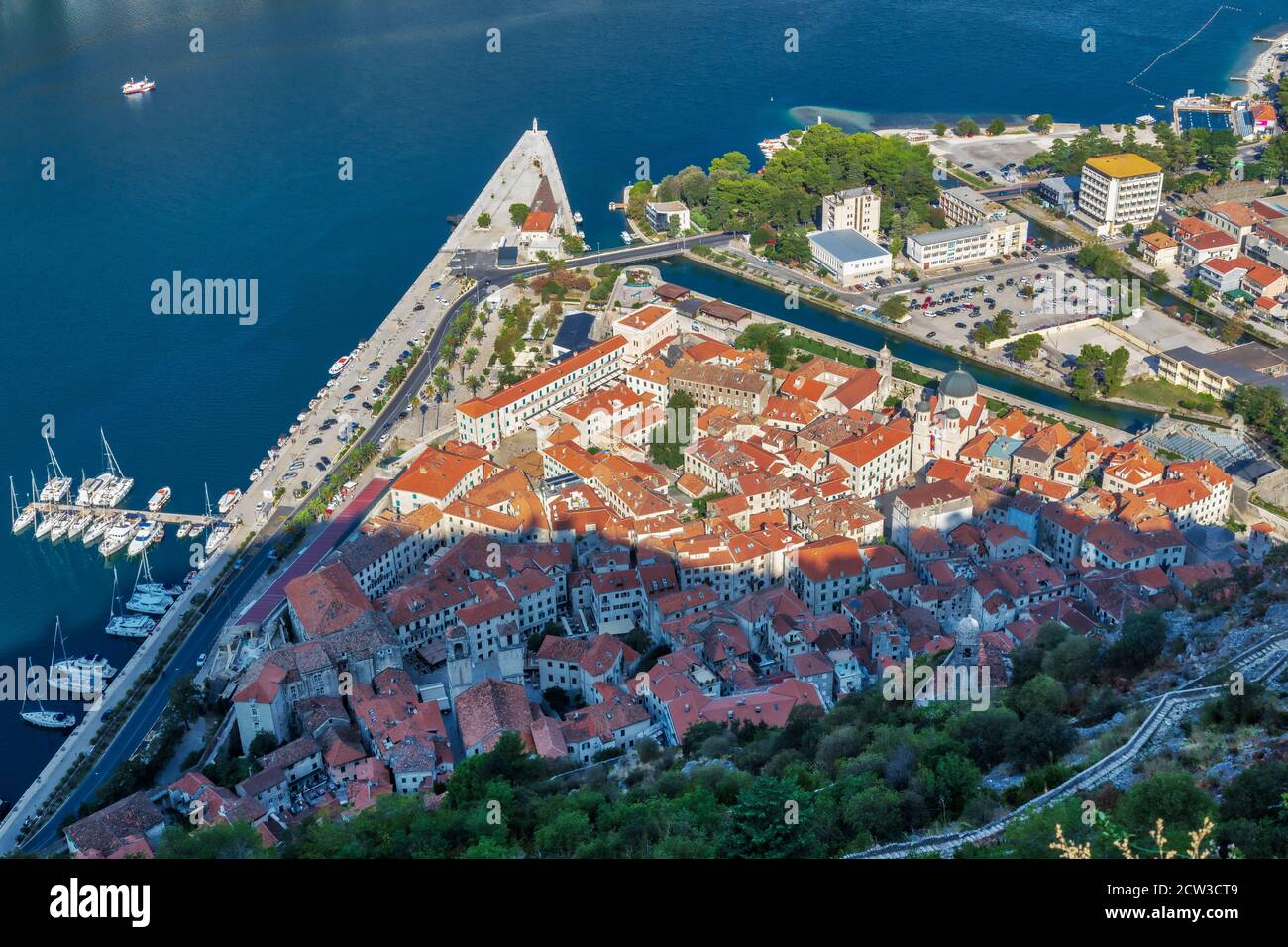 Vieille ville historique de Kotor, Monténégro. Vue aérienne des rues et des toits. Banque D'Images