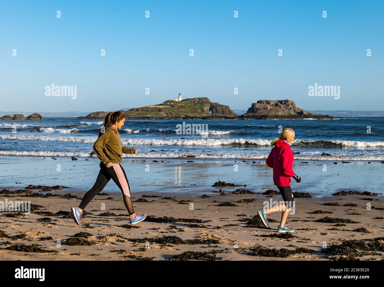 East Lothian, Écosse, Royaume-Uni, 27 septembre 2020. Scurry Running Event : les coureurs participent à un événement de course amusant de la plage de Yellowcraig à North Berwick et de retour sur une belle matinée ensoleillée d'automne. Fidra Island est à l'arrière-plan, tandis que les femmes coureuses courent sur la plage Banque D'Images