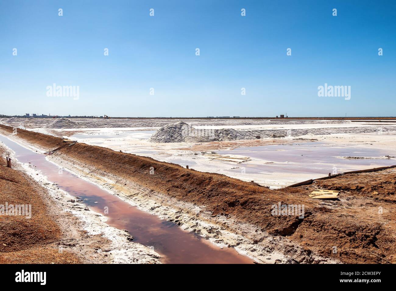 Pieux de sel de mer prêts pour la récolte dans les zones humides de Marismas del Odiel. Le sel de mer est le sel produit par l'évaporation de l'eau de mer. Traditionnel et nat Banque D'Images