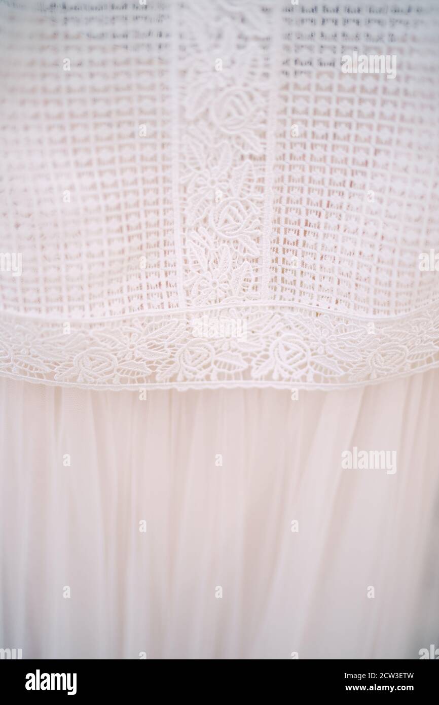 Gros plan sur le tissu d'une robe de mariage blanche. Banque D'Images