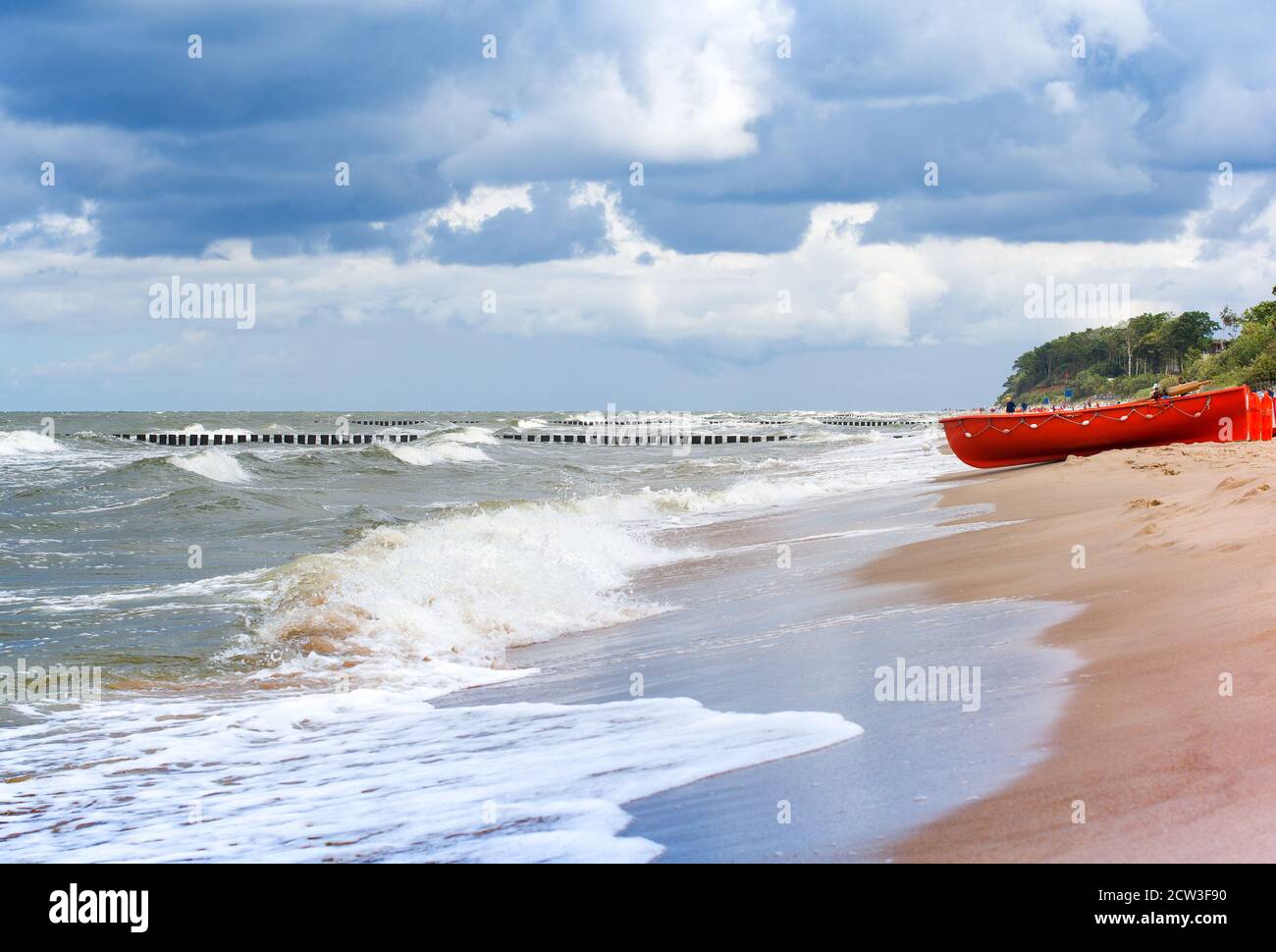Bateau de pêche en bois sur la plage en Pologne. Mer Baltique Banque D'Images