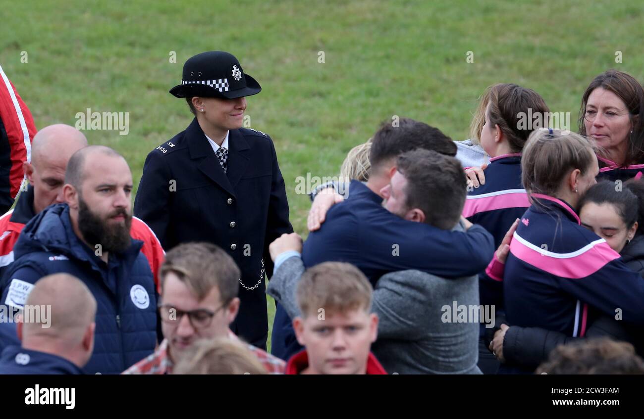 Joueurs et officiels de club après une minute de silence au club de rugby de East Grinstead, Kent, pour rendre hommage au sergent Matt Ratana, officier de police, qui était l'entraîneur-chef du club. Banque D'Images