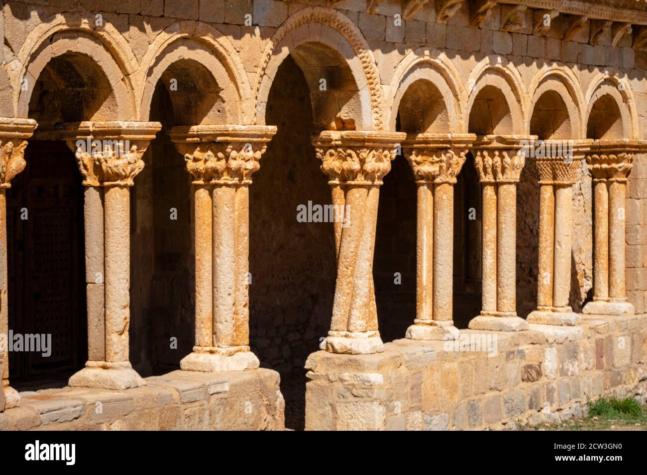 galería porticada, Iglesia de San Pedro Apóstol, Románico, siglo XII -déclarada Monumento Histórico Artístico Nacional en 1935-, Caracena, Soria, com Banque D'Images