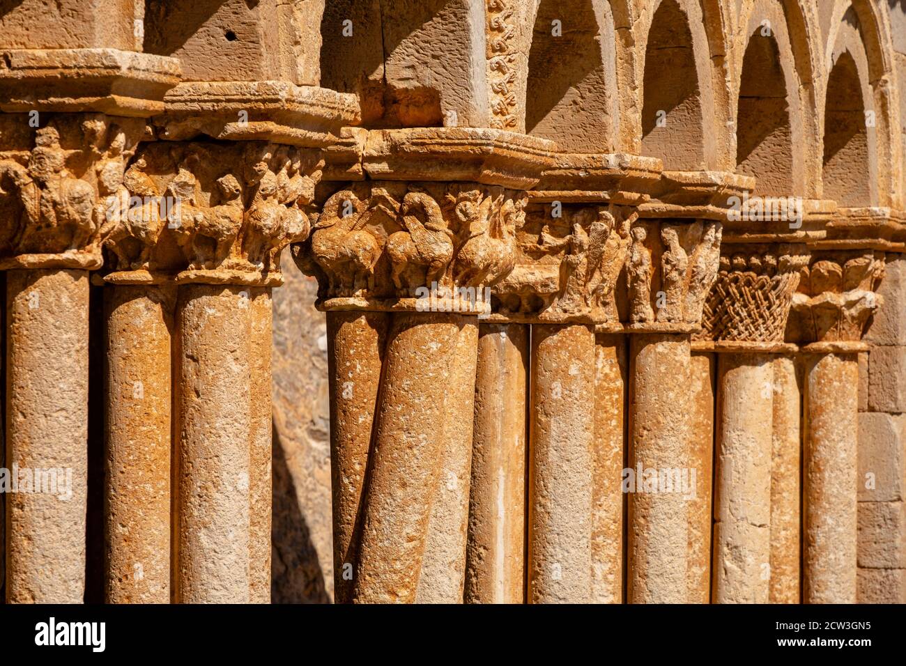 galería porticada, Iglesia de San Pedro Apóstol, Románico, siglo XII -déclarada Monumento Histórico Artístico Nacional en 1935-, Caracena, Soria, com Banque D'Images