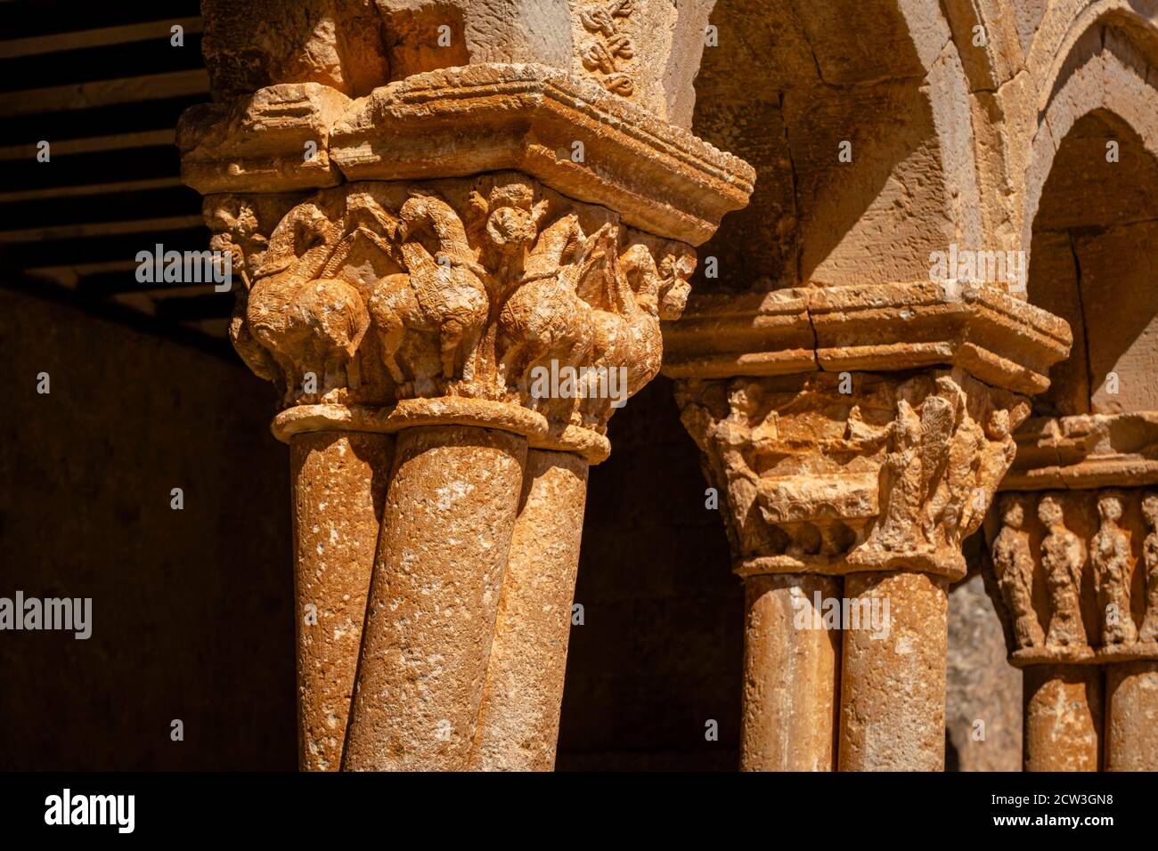 columna de testicules torsionados, galería porticada, Iglesia de San Pedro Apóstol, Románico, siglo XII -déclarada Monumento Histórico Artístico Nacional Banque D'Images