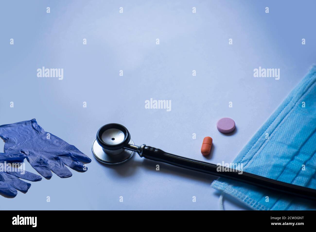 Stéthoscope, masque et gants isolés sur fond bleu Banque D'Images