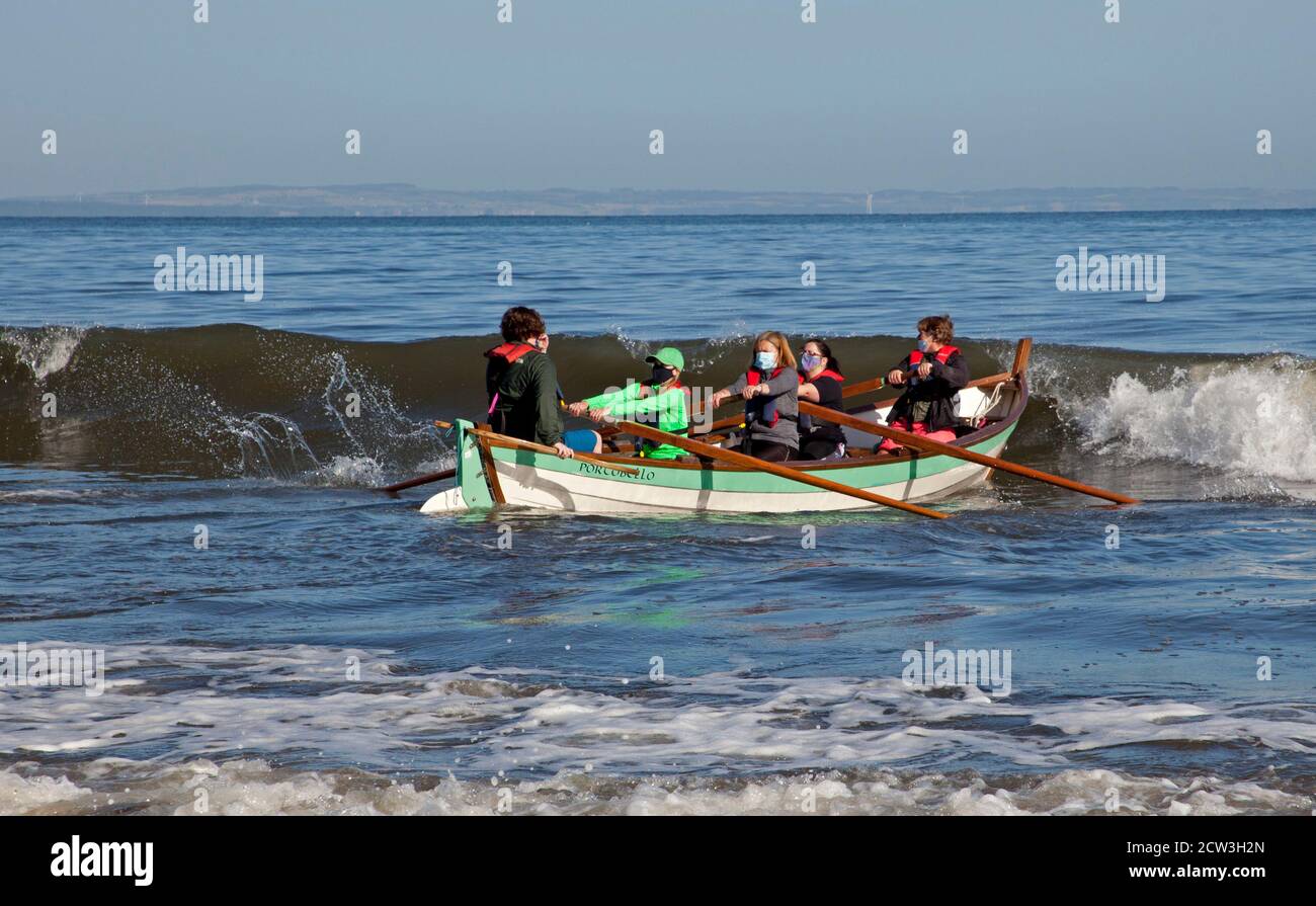 Portobello, Édimbourg, Écosse, Royaume-Uni. 27 septembre 2020. Température 4 degrés après une nuit froide et le matin, un lancement spectaculaire dans le Firth of Forth pour l'équipe de porty Row. Après une mise à pied de six mois en raison de la pandémie de coronavirus Covid-19, il est évident que cette équipe masquée n'a pas perdu ses compétences d'aviron. Banque D'Images