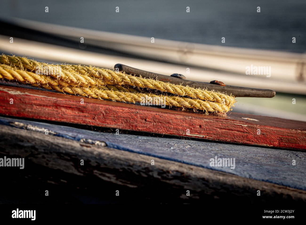 Un gros plan des cordes de bateau attachées autour de cale d'un bateau en bois utilisant la mise au point sélective Banque D'Images