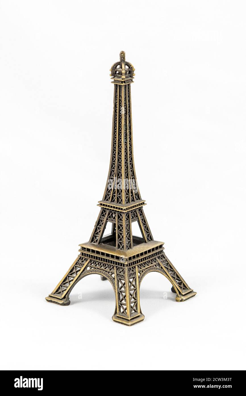 Gros plan d'un modèle miniature en bronze du Tour Eiffel isolée sur fond blanc Banque D'Images