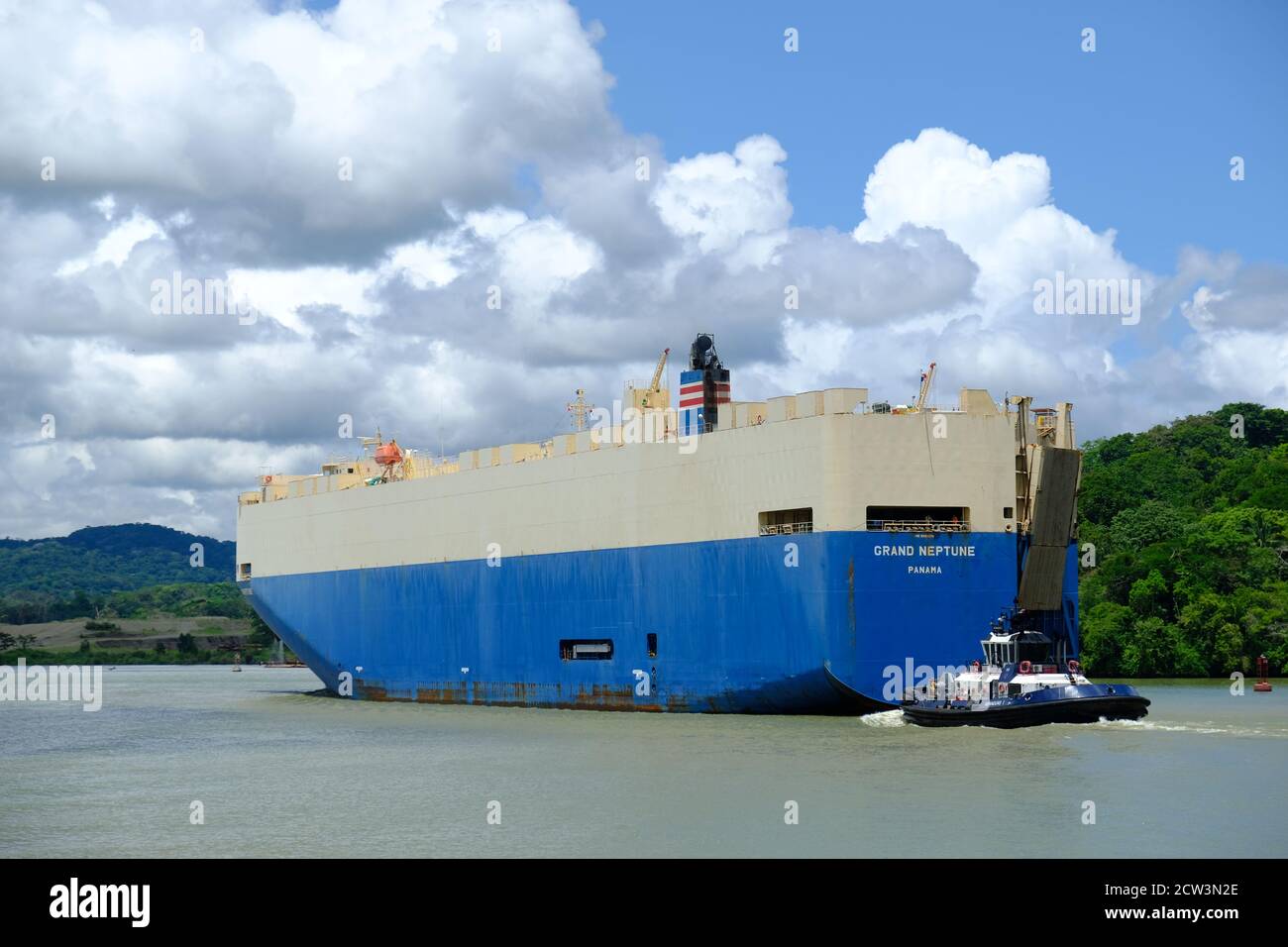 Canal de Panama - Canal de Panama - navire cargo passant à travers avec un remorqueur Banque D'Images