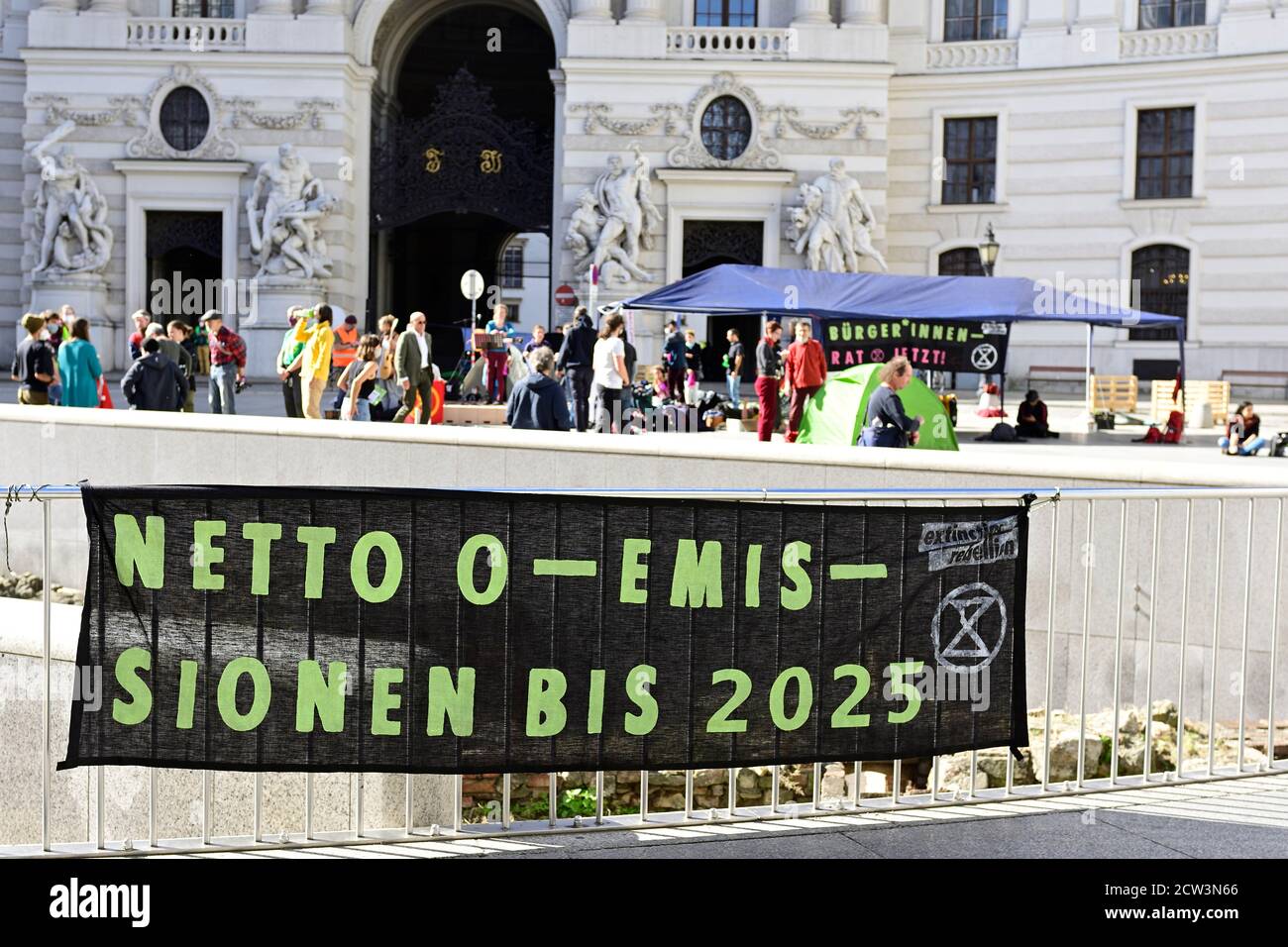 Vienne, Autriche. 27 septembre 2020. Extinction manifestation de la rébellion à Michaelerplatz à Vienne. Lors d'un événement qui n'a pas été enregistré selon la police, les activistes ont occupé la place avec des tentes et des bannières, entre autres. Banque D'Images