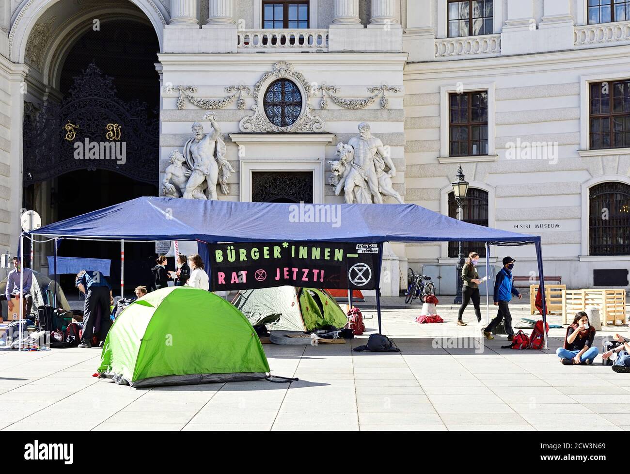 Vienne, Autriche. 27 septembre 2020. Extinction manifestation de la rébellion à Michaelerplatz à Vienne. Lors d'un événement qui n'a pas été enregistré selon la police, les activistes ont occupé la place avec des tentes et des bannières, entre autres. Banque D'Images