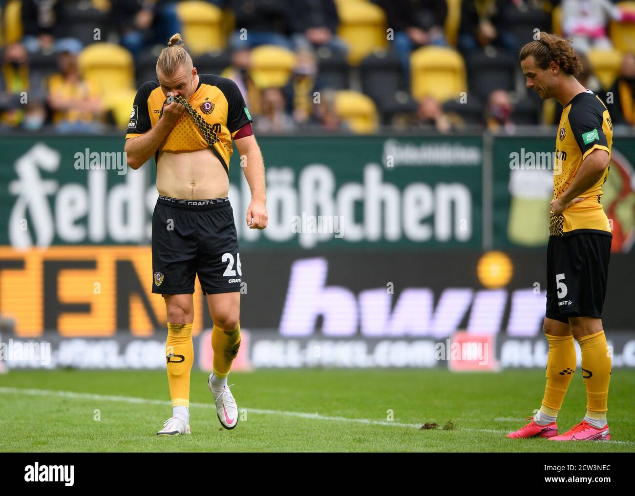 Dresde, Allemagne. 27 septembre 2020. Football: 3e ligue, Dynamo Dresden - SV Waldhof Mannheim, 2e jour de match, au stade Rudolf Harbig. Dynamos Robin Becker (l) et Yannick Stark déçus. Credit: Robert Michael/dpa-Zentralbild/ZB/dpa/Alay Live News Banque D'Images