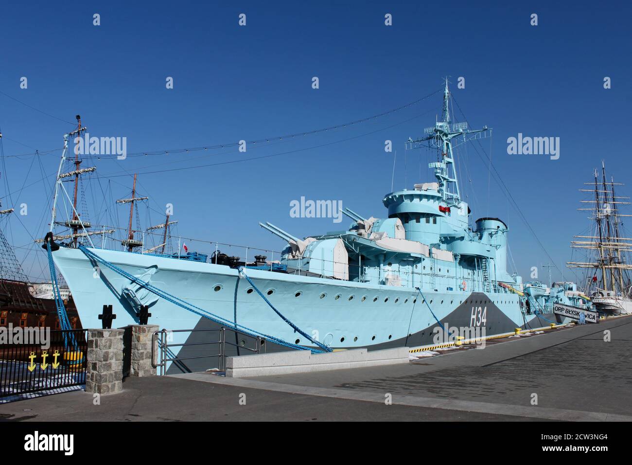 Ancien navire de guerre de la Seconde Guerre mondiale dans le port de