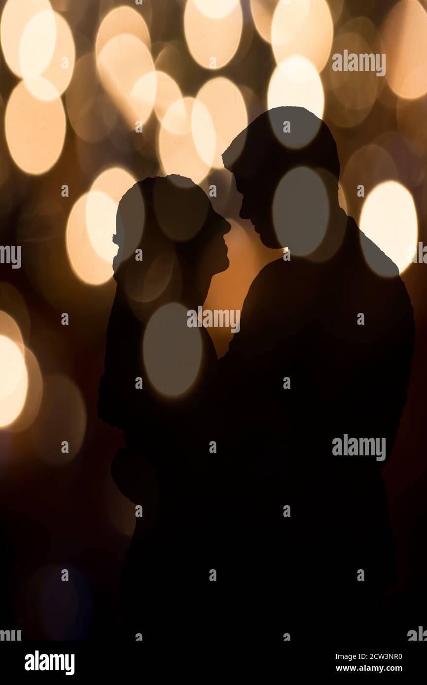 Homme et femme se regardant les uns les autres avec des lumières circulaires superposition Banque D'Images