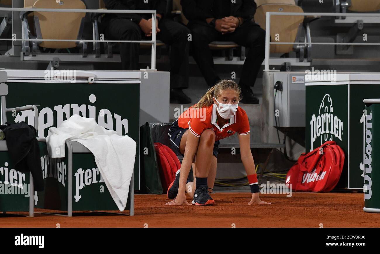 Paris, France. 27 septembre 2020. Roland Garros Paris French Open 27/09/2020 D1 Ball Girl en match d'ouverture crédit: Roger Parker/Alay Live News Banque D'Images