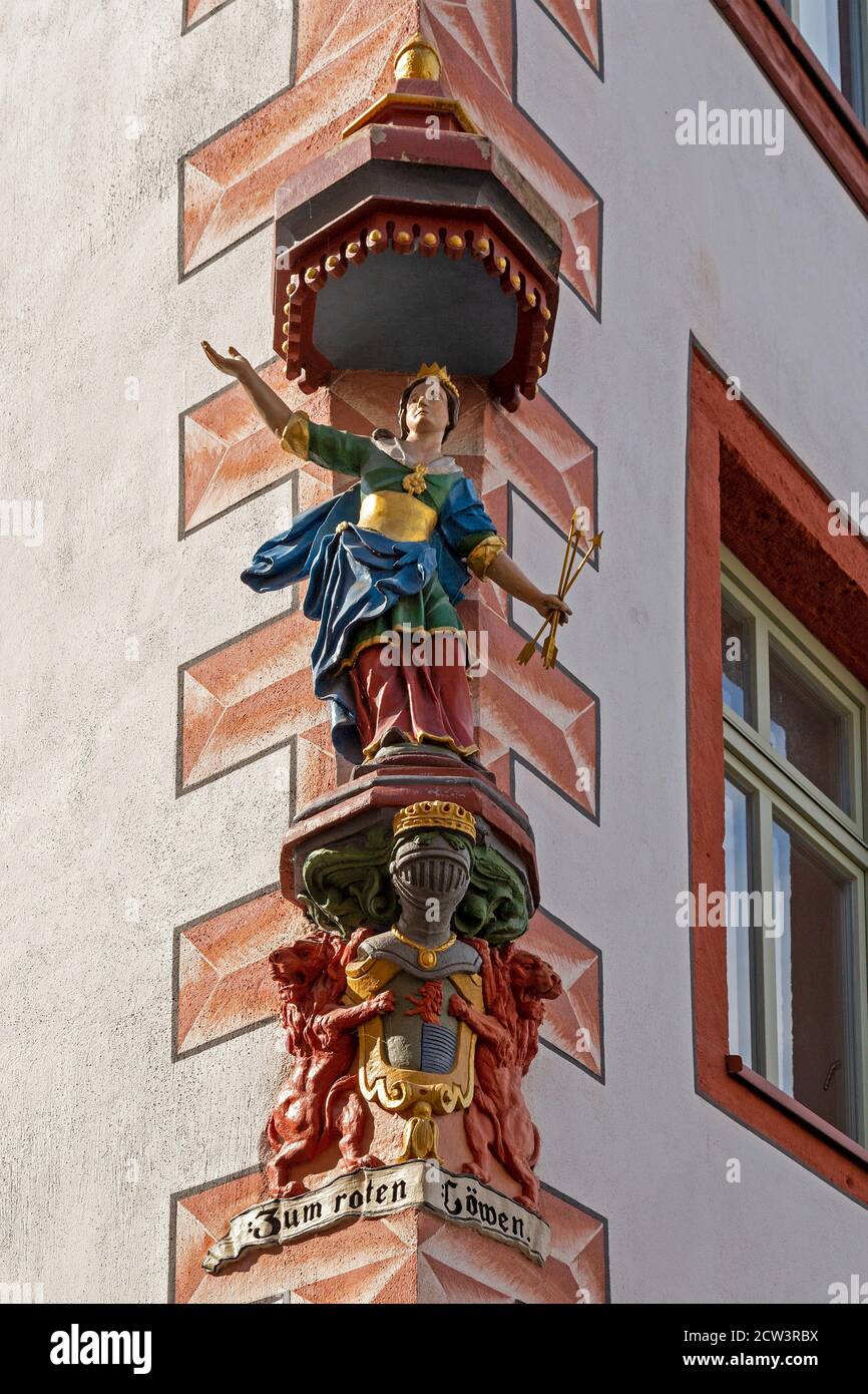 Sculpture sur le mur de la maison, chimiste Zum Roten Löwen, Fulda, Hesse Banque D'Images