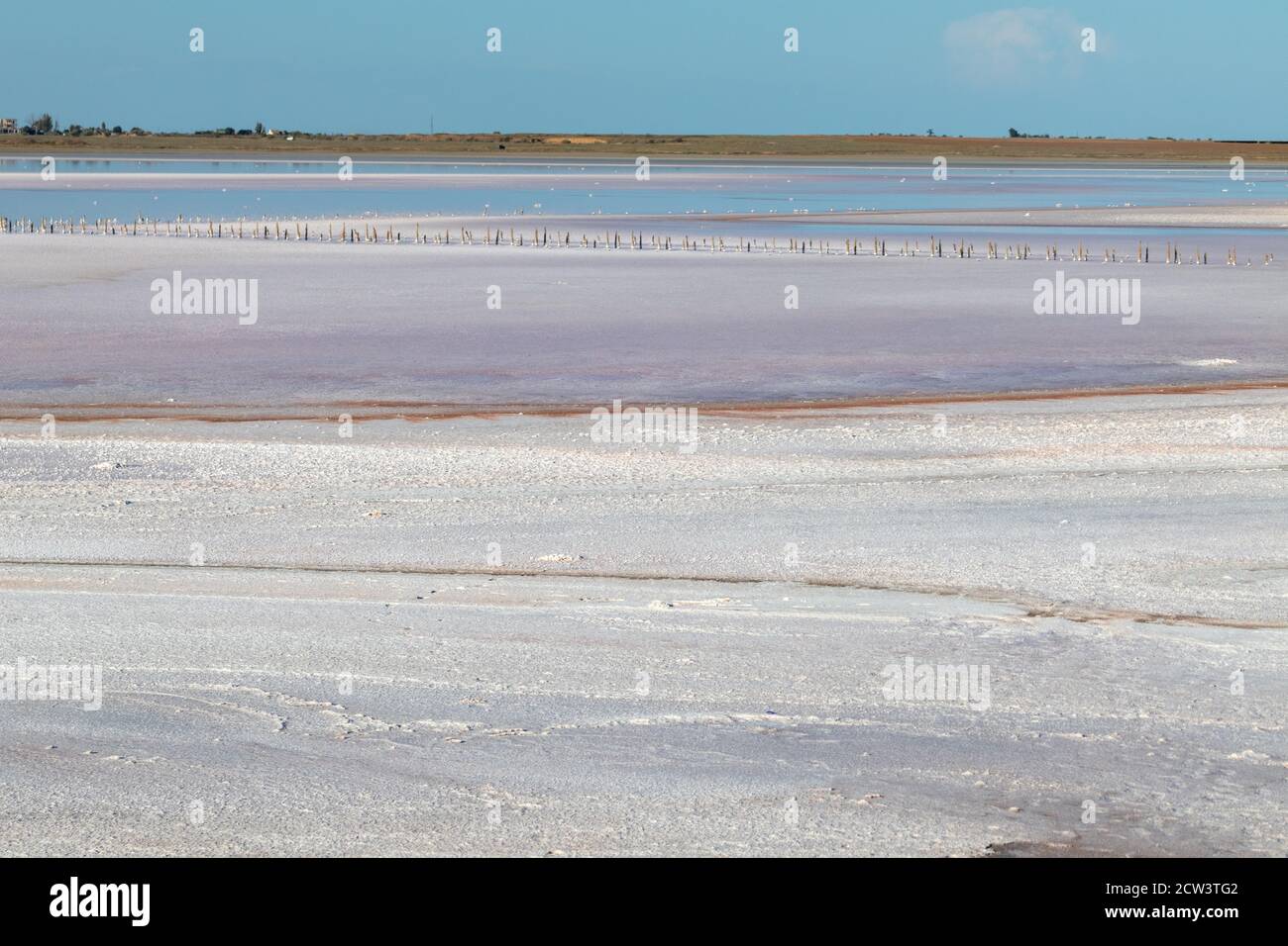 Surface du lac rose salé sous ciel bleu ensoleillé. Spa soins de santé procédures naturelles en Ukraine, Henichesk Banque D'Images