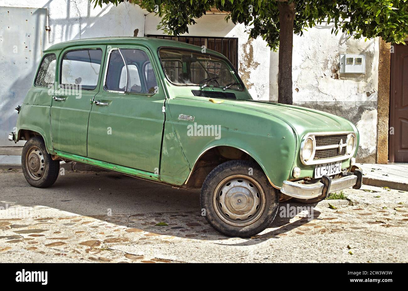 Antiguo Renault 4L verde en Cilleros. Cáceres. Estrémadure. Espagne Banque D'Images
