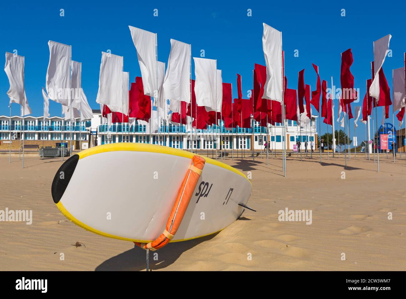 Sandbanks, Poole, Dorset Royaume-Uni. 27 septembre 2020. Les gens visitent l'œuvre de Luke Jerram « In Memoriam » sur la plage de Sandbanks, créée à partir de plus de 100 draps, une mer géante de drapeaux pour se souvenir de ceux perdus avec Covid-19, qui fait partie du festival des arts de Bournemouth by the Sea. Organisée sous la forme d'un logo médical, d'une croix rouge sur fond blanc, l'installation rend également hommage aux membres courageux du personnel du NHS et aux bénévoles qui continuent de risquer leur vie pour soigner les milliers de personnes touchées par le coronavirus. Crédit : Carolyn Jenkins/Alay Live News Banque D'Images