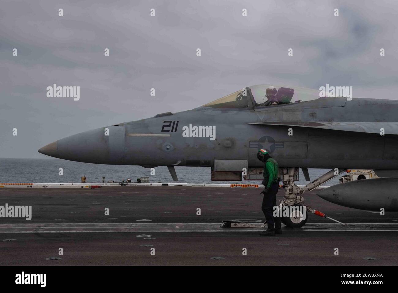 200926-N-LK322-1044 OCÉAN PACIFIQUE (SEPT 26, 2020) – US Navy Aviation Boatswain’s Mate (Equipment) Airman Paul Gilfoyle, de Newark, N.J., guide un F/A-18e Super Hornet, affecté aux « Fighting Eagles » du Strike Fighter Squadron (VFA) 122, piloté par le capitaine Eric Anduze, commandant du porte-avions USS Theodore Roosevelt (CVN 71) Sur le pont de vol le 26 septembre 2020. Theodore Roosevelt est en cours dans le Pacifique oriental et mène des opérations de routine. (É.-U. Photo de la marine par Airman D.J. Schwartz) Banque D'Images