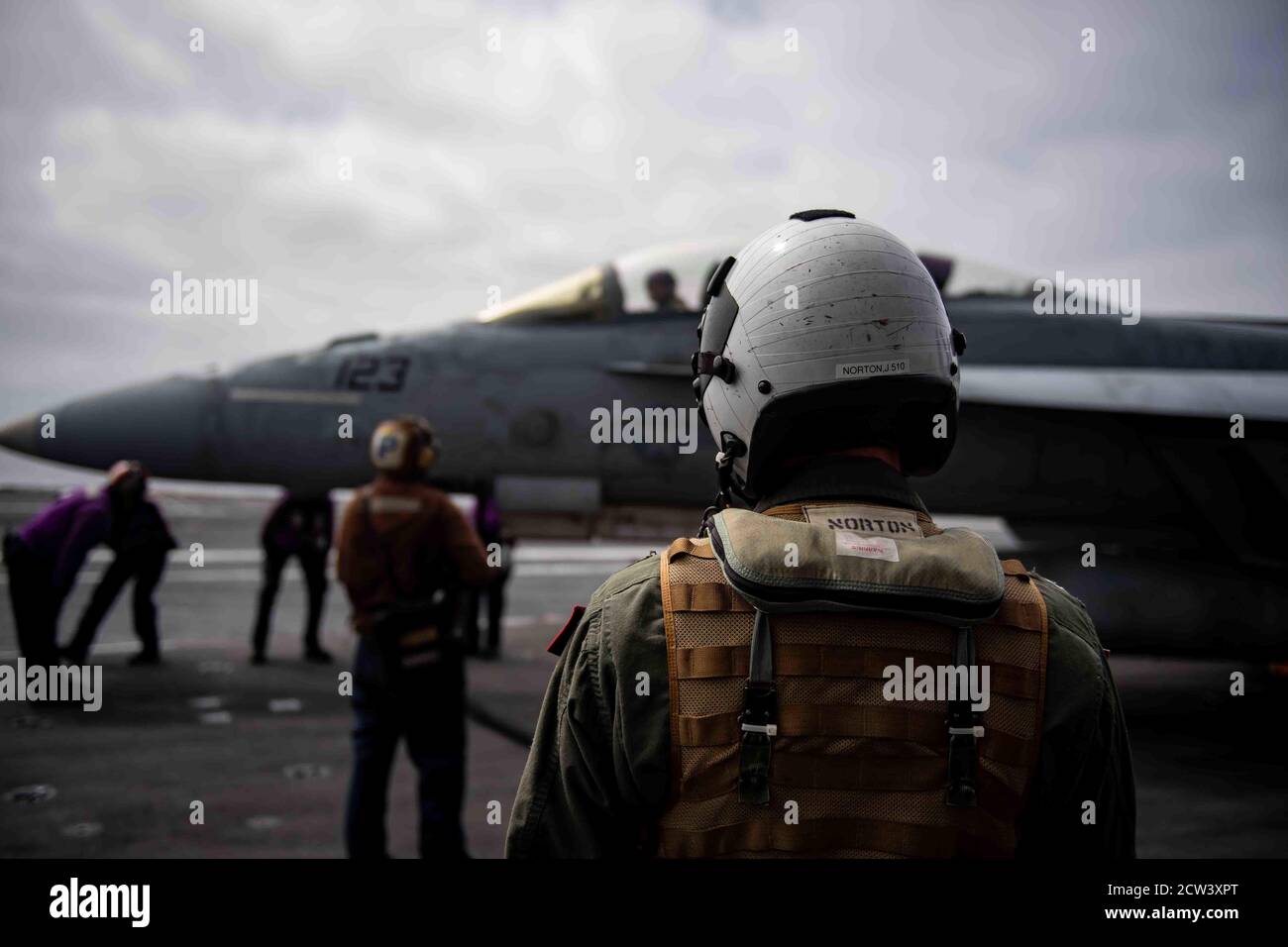 200926-N-LK322-1381 OCÉAN PACIFIQUE (SEPT 26, 2020) – le lieutenant Justin Norton de la marine américaine, affecté aux « aigles de combat » du Strike Fighter Squadron (VFA) 122 montres alors que son F/A-18e Super Hornet est prêt pour les opérations de vol sur le pont de vol de l'USS Theodore Roosevelt (CVN 71) le 26 septembre 2020. Theodore Roosevelt est en cours dans le Pacifique oriental et mène des opérations de routine. (É.-U. Photo de la marine par Airman D.J. Schwartz) Banque D'Images