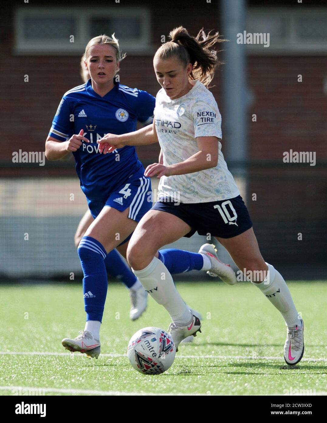 Georgia Stanway de Manchester City (à droite) et Leicester CityÕs Aimee Everett se battent pour le ballon lors du match de finale de la coupe Vitality Women's FA au stade Farley Way, Loughborough. Banque D'Images