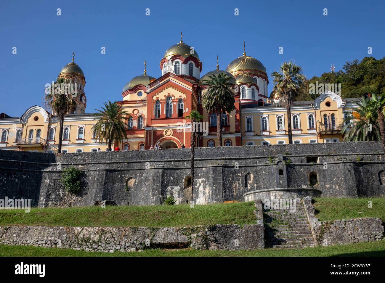 Vue sur le monastère New Athos (Église de St Simon-Canaanite) Et mur fondé au XIXe siècle le pied du mont Athos en Abkhazie Banque D'Images