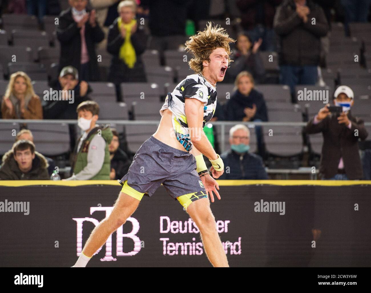 27 septembre 2020, Hambourg: Circuit ATP de tennis - Hambourg European Open, singles, men, final dans le stade de Rothenbaum. Rublyov (Russie) - Tsitsipas (Grèce). Andrej Rubljow applaudit après sa victoire. L'homme de 22 ans a battu le numéro deux grec 6-4, 3-6, 7-5 dans la finale. Photo: Daniel Bockwoldt/dpa Banque D'Images