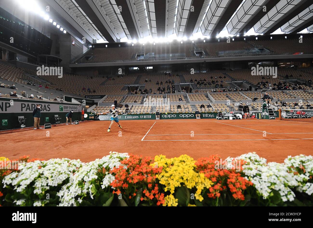 Paris, France. 27 septembre 2020. Roland Garros Paris Français ouvert 2020 jour 1 270920 ambiance surréaliste sur le court Philippe Chatrier avec une foule clairsemée portant des masques de visage comme ils regardent Jannick sinner (ITA) gagner premier tour match Credit: Roger Parker/Alamy Live News Banque D'Images