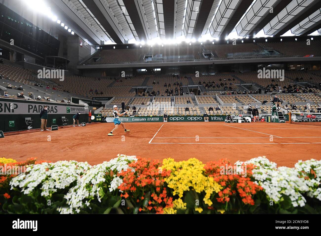 Paris, France. 27 septembre 2020. Roland Garros Paris Français ouvert 2020 jour 1 270920 ambiance surréaliste sur le court Philippe Chatrier avec une foule clairsemée portant des masques de visage comme la montre Jannick sinner (ITA) gagner le premier tour de match sous un nouveau toit crédit: Roger Parker/Alamy Live News Banque D'Images