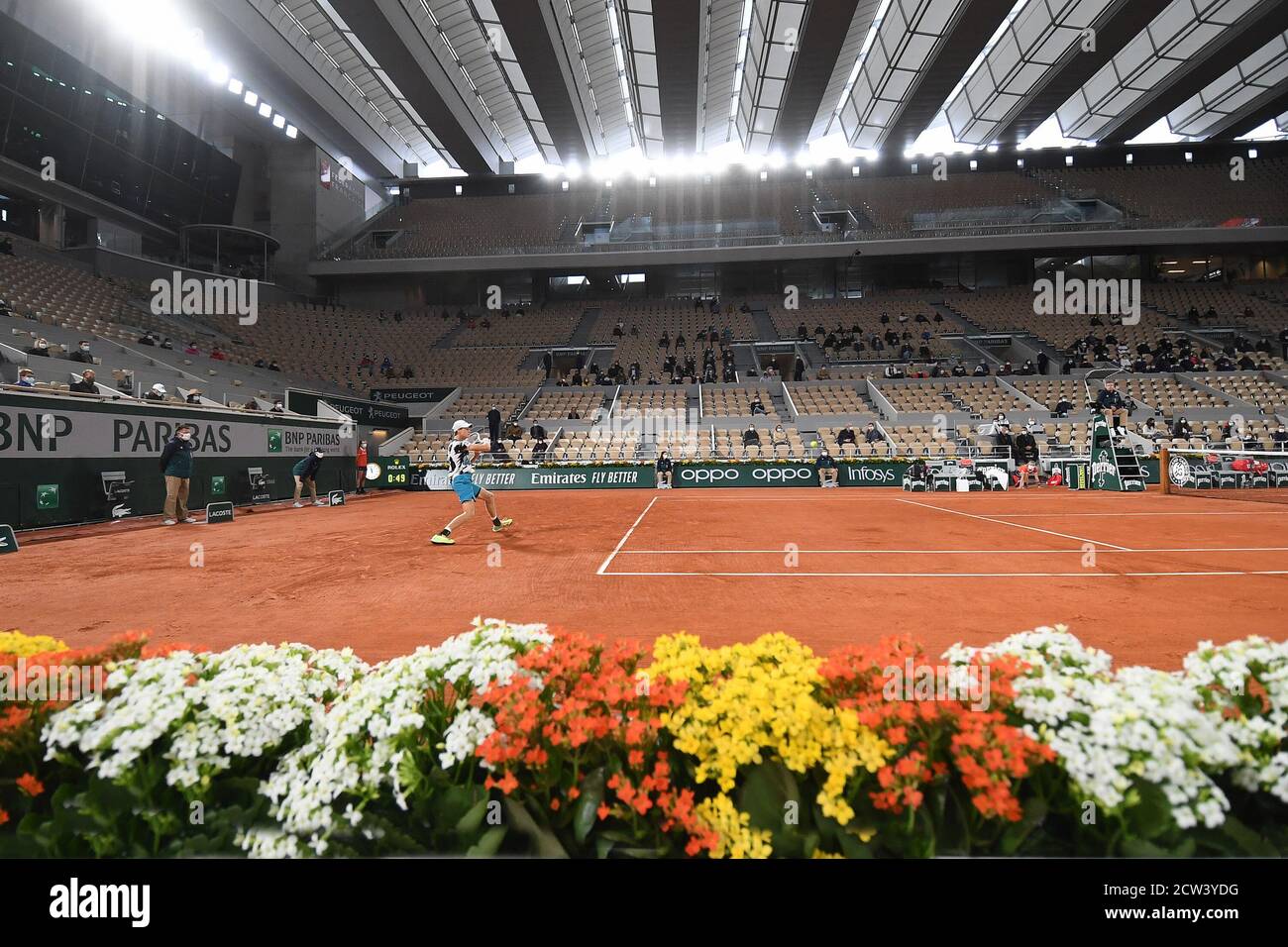 Paris, France. 27 septembre 2020. Roland Garros Paris Français ouvert 2020 jour 1 270920 ambiance surréaliste sur le court Philippe Chatrier avec une foule clairsemée portant des masques de visage comme la montre Jannick sinner (ITA) gagne le premier match rond sous un nouveau toit. Crédit : Roger Parker/Alay Live News Banque D'Images
