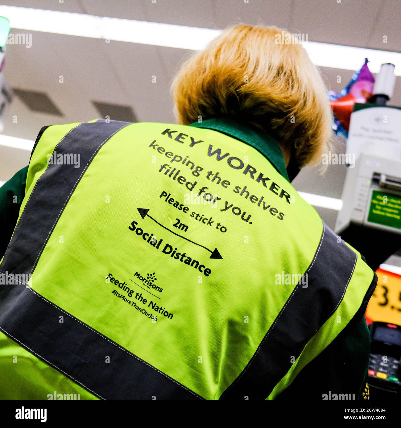 Londres, Royaume-Uni, septembre 27 2020, Morrisons Supermarket Key Worker Shop Assistant Banque D'Images
