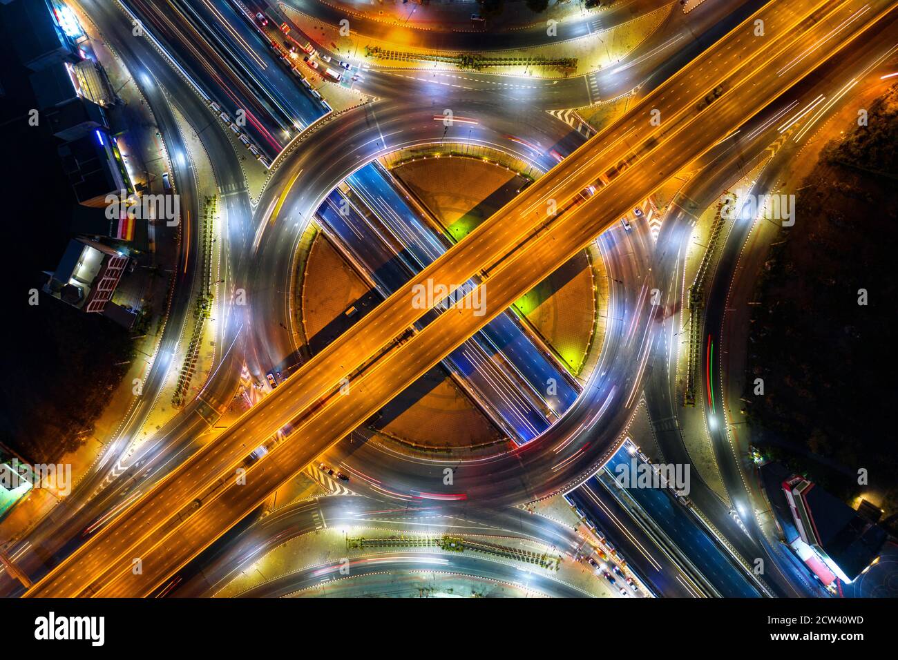 Vue aérienne de la circulation en rond-point et la route la nuit. Banque D'Images