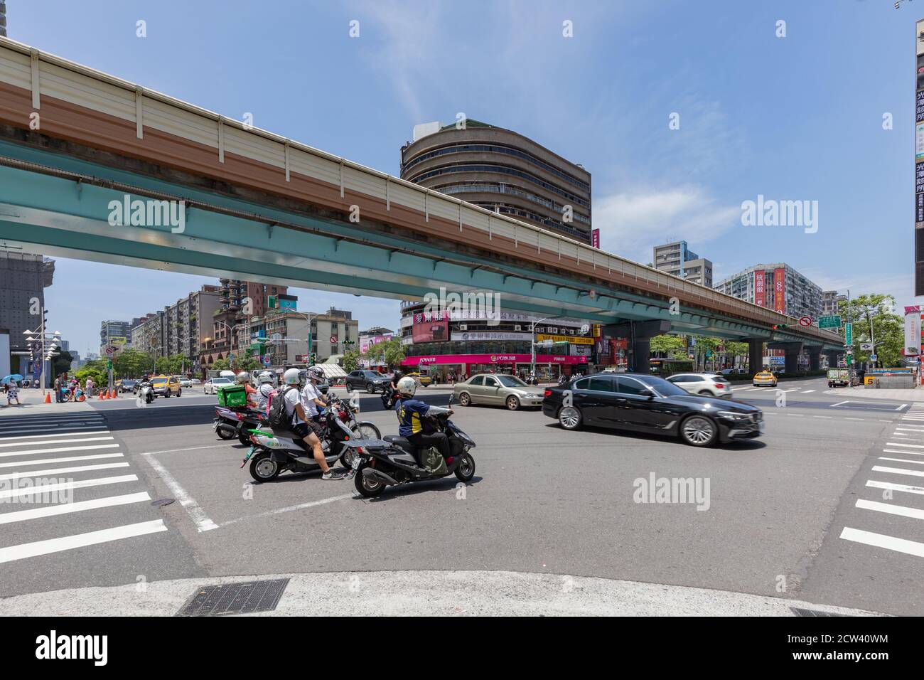 Intersection avec le système de MRT de piste lumineuse surélevée de Taipei, Zhongxiao-Fuxing Station Taipei, Taïwan, 19 août 2020 Banque D'Images