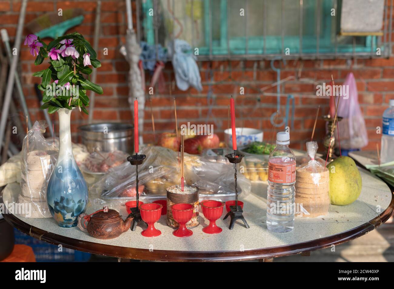 Table avec des offrandes traditionnelles aux esprits le dernier jour du mois des fantômes lorsque les portes de l'Enfer se ferment, Jinshan, Taïwan, 16 septembre 2020. Banque D'Images