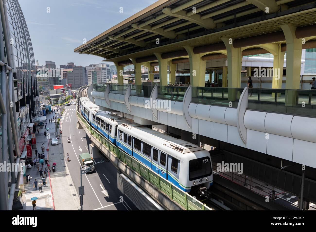 Train arrivant à la gare de Xihu, sur le système de transport public en commun rapide de Taipei, Taipei (Taïwan), le 19 août 2020 Banque D'Images