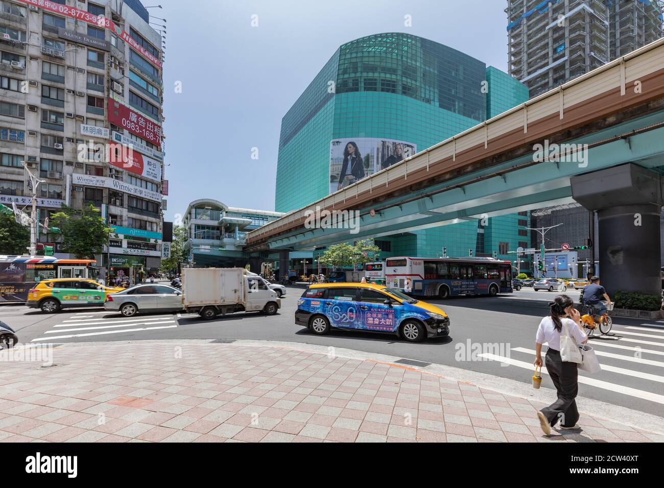 Intersection avec le système de MRT de piste lumineuse surélevée de Taipei, Zhongxiao-Fuxing Station Taipei, Taïwan, 19 août 2020 Banque D'Images