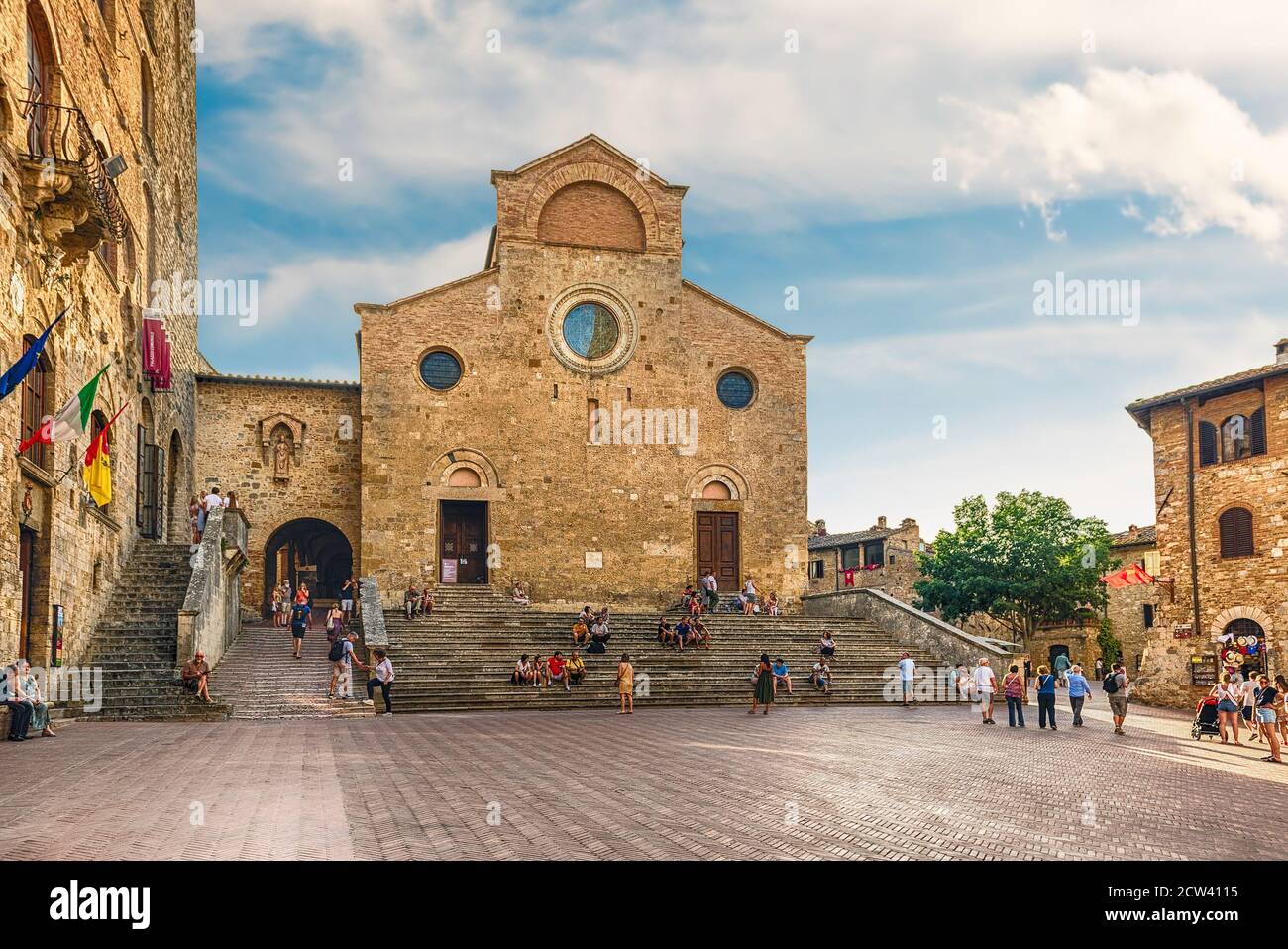 San GIMIGNANO, ITALIE - 21 JUIN : vue sur la Collégiale de Santa Maria Assunta, basilique emblématique et monument majeur dans le centre historique de San Banque D'Images