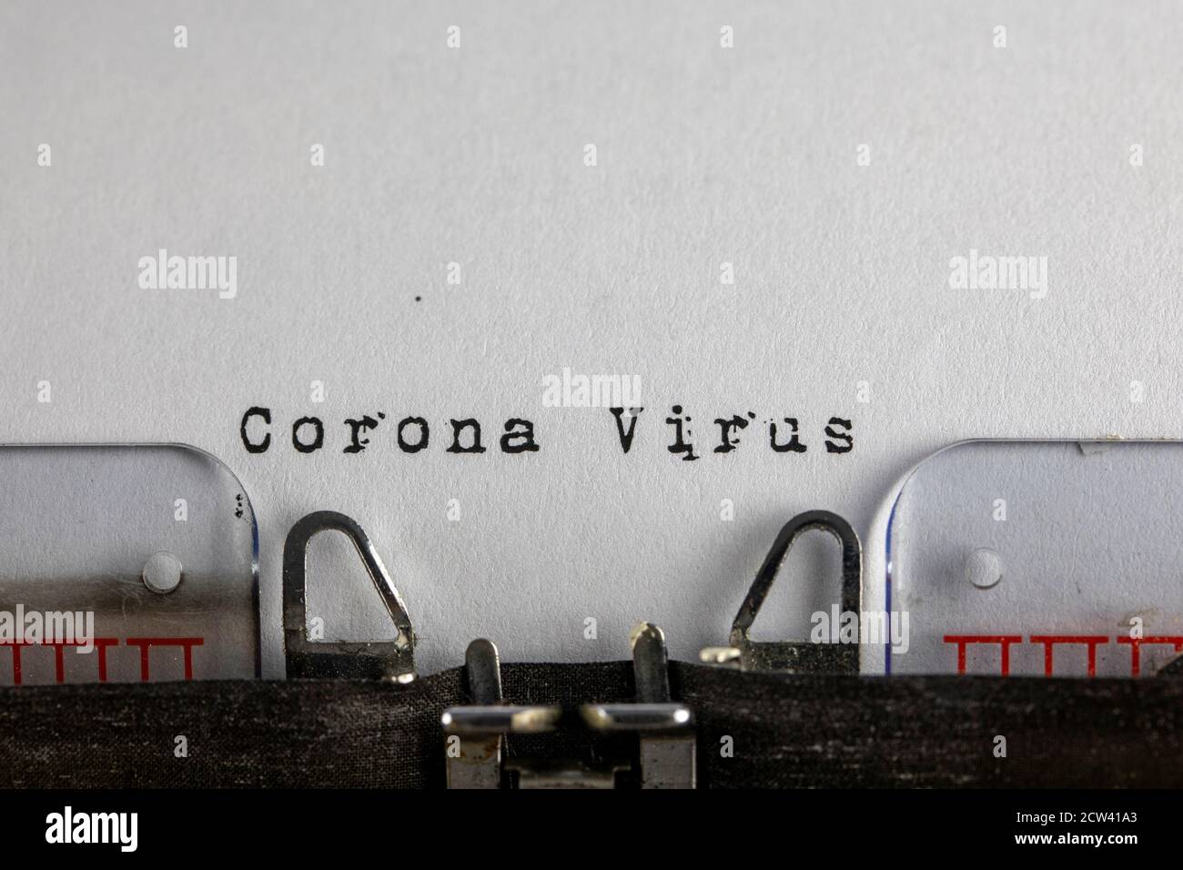 Écrit sur une vieille machine à écrire avec le texte virus Corona. Covid-19, concept du coronavirus Banque D'Images