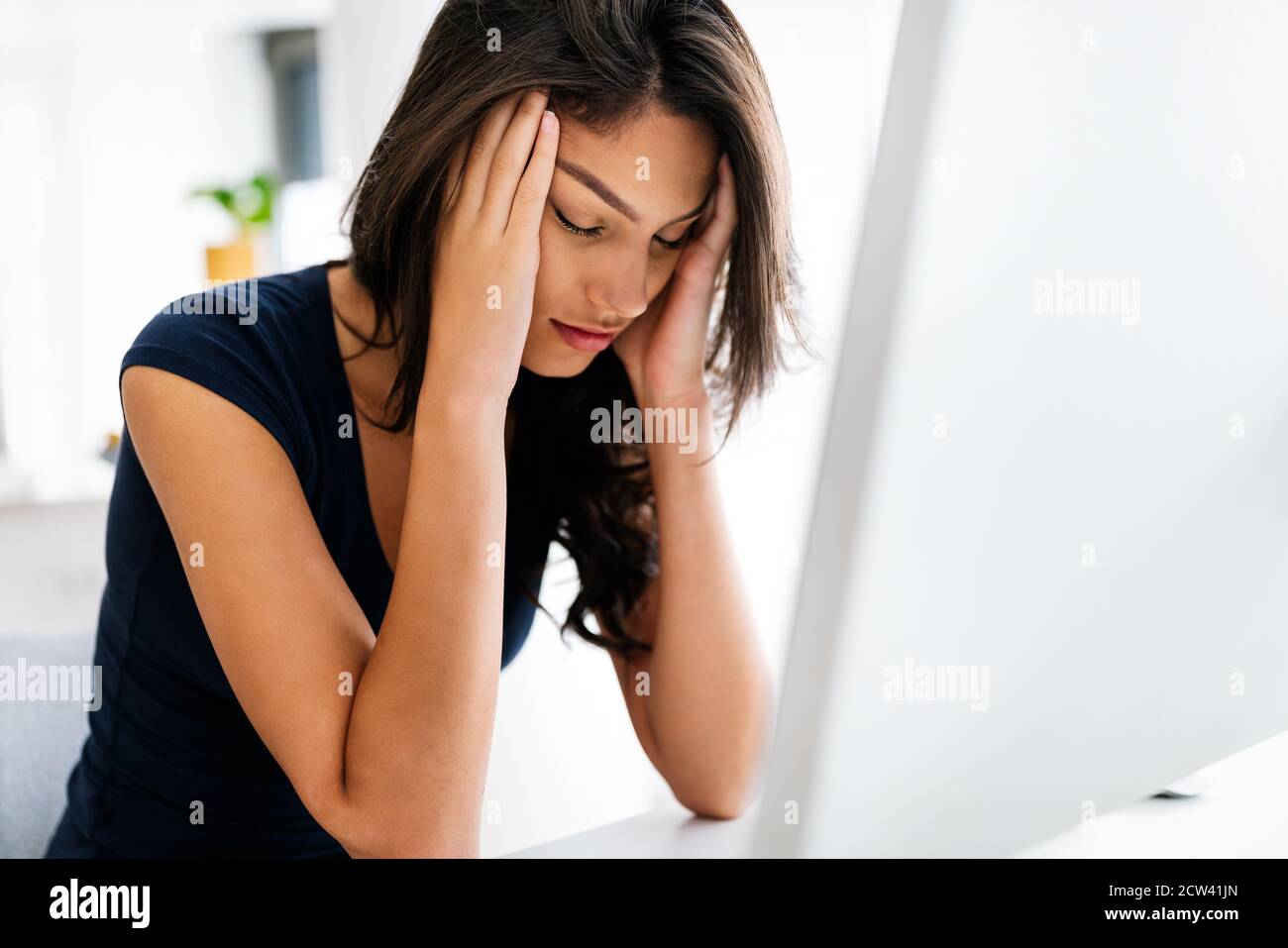 Jeune femme d'affaires très belle fatiguée du travail sur ordinateur. Technologie, concept de personnes Banque D'Images