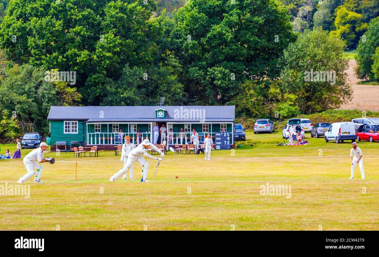 Match de cricket dans un village rural dans la campagne anglaise à Stonor Club de cricket Oxfordshire Angleterre Royaume-Uni Banque D'Images