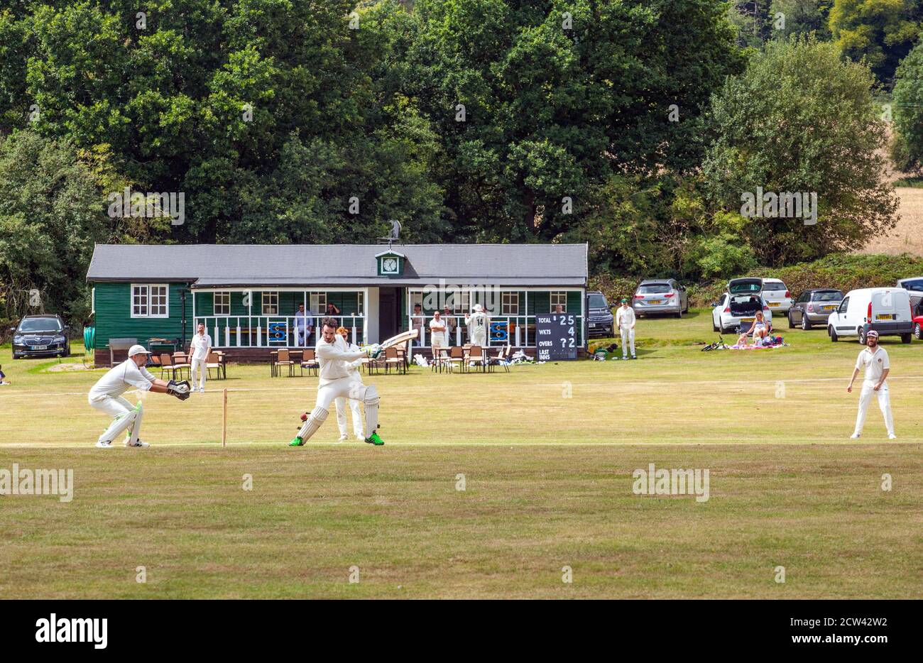Match de cricket dans un village rural dans la campagne anglaise à Stonor Club de cricket Oxfordshire Angleterre Royaume-Uni Banque D'Images
