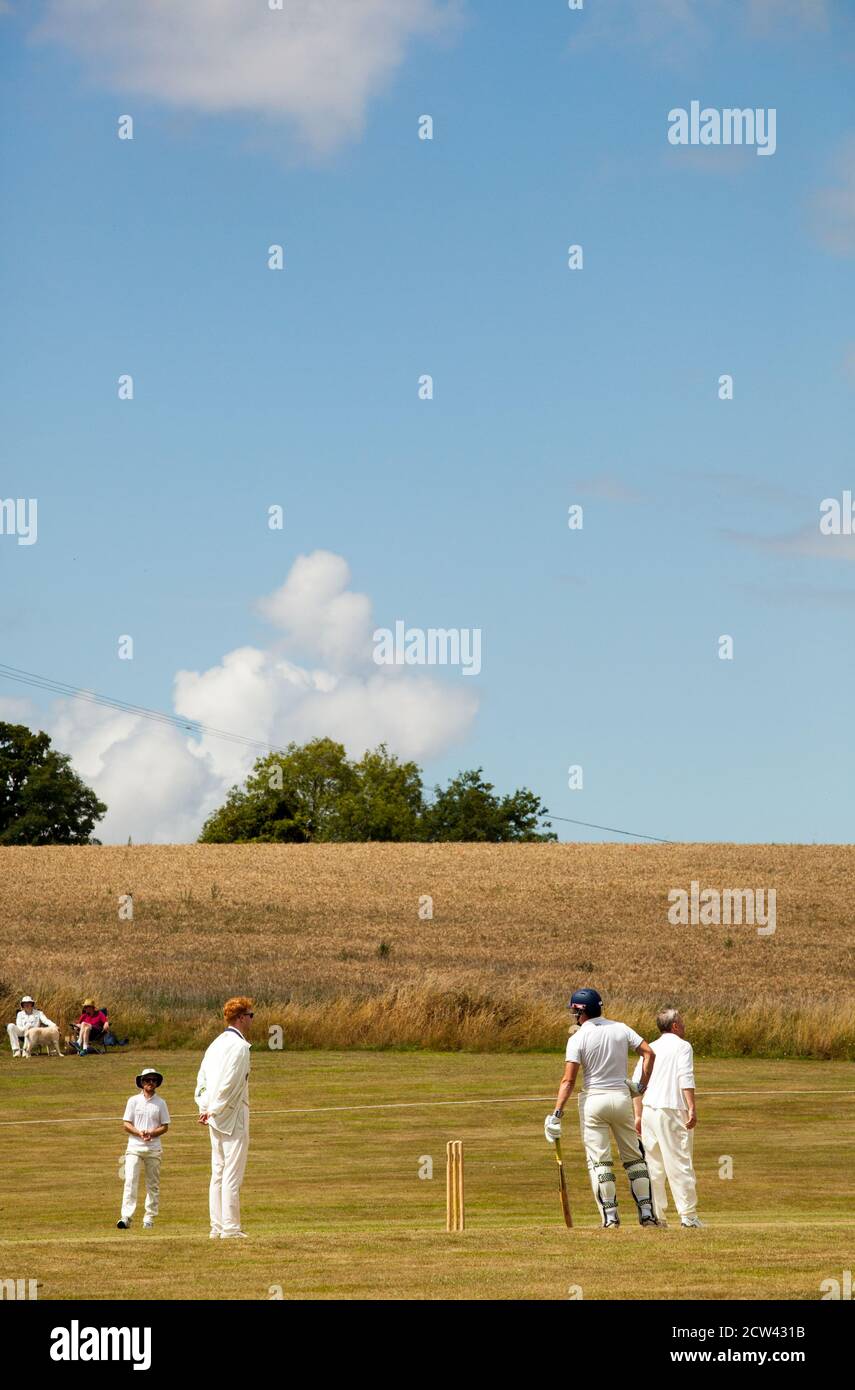 Match de cricket dans un village rural dans la campagne anglaise à Stonor Club de cricket Oxfordshire Angleterre Royaume-Uni Banque D'Images