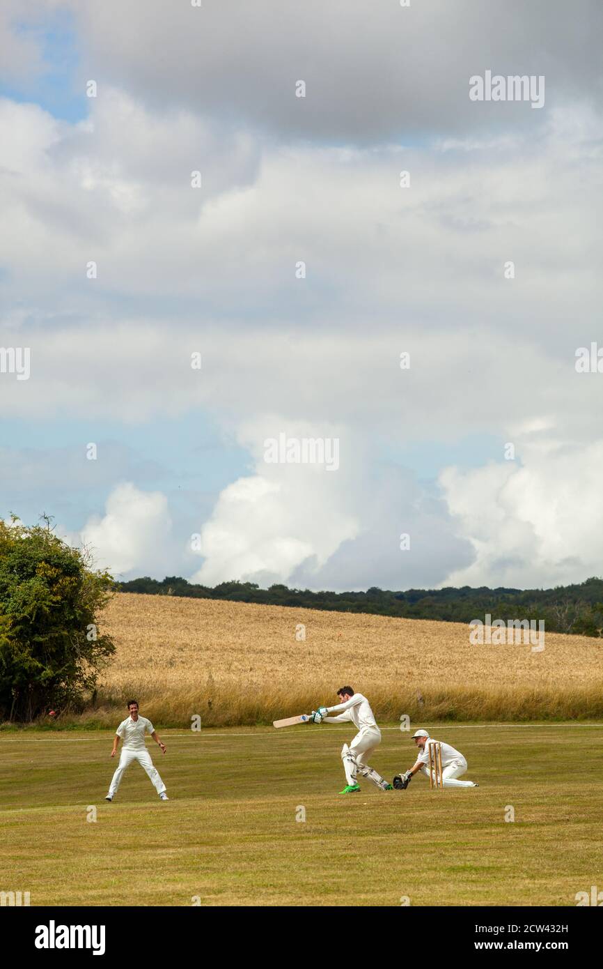Match de cricket dans un village rural dans la campagne anglaise à Stonor Club de cricket Oxfordshire Angleterre Royaume-Uni Banque D'Images